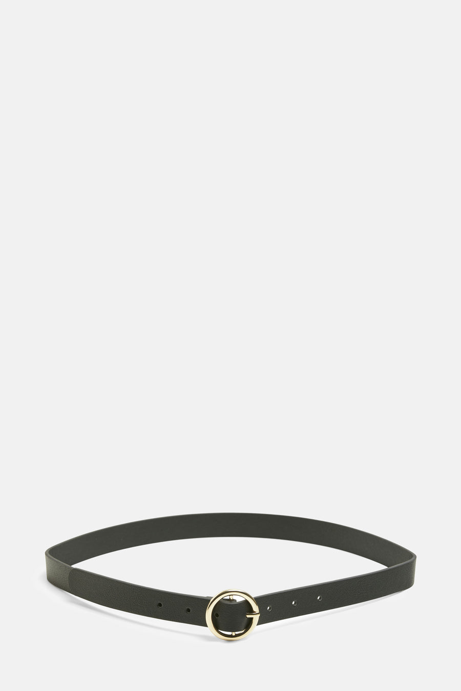 Zwarte PIECES® riem, met een gouden ronde gesp, op een witte achtergrond.