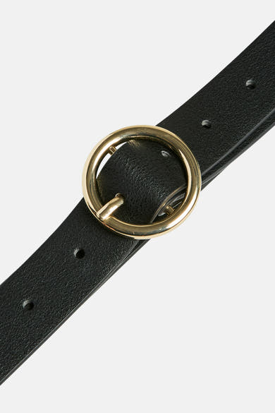 Zwarte riem van PIECES® met ronde gouden gesp, close-up op lichte achtergrond.