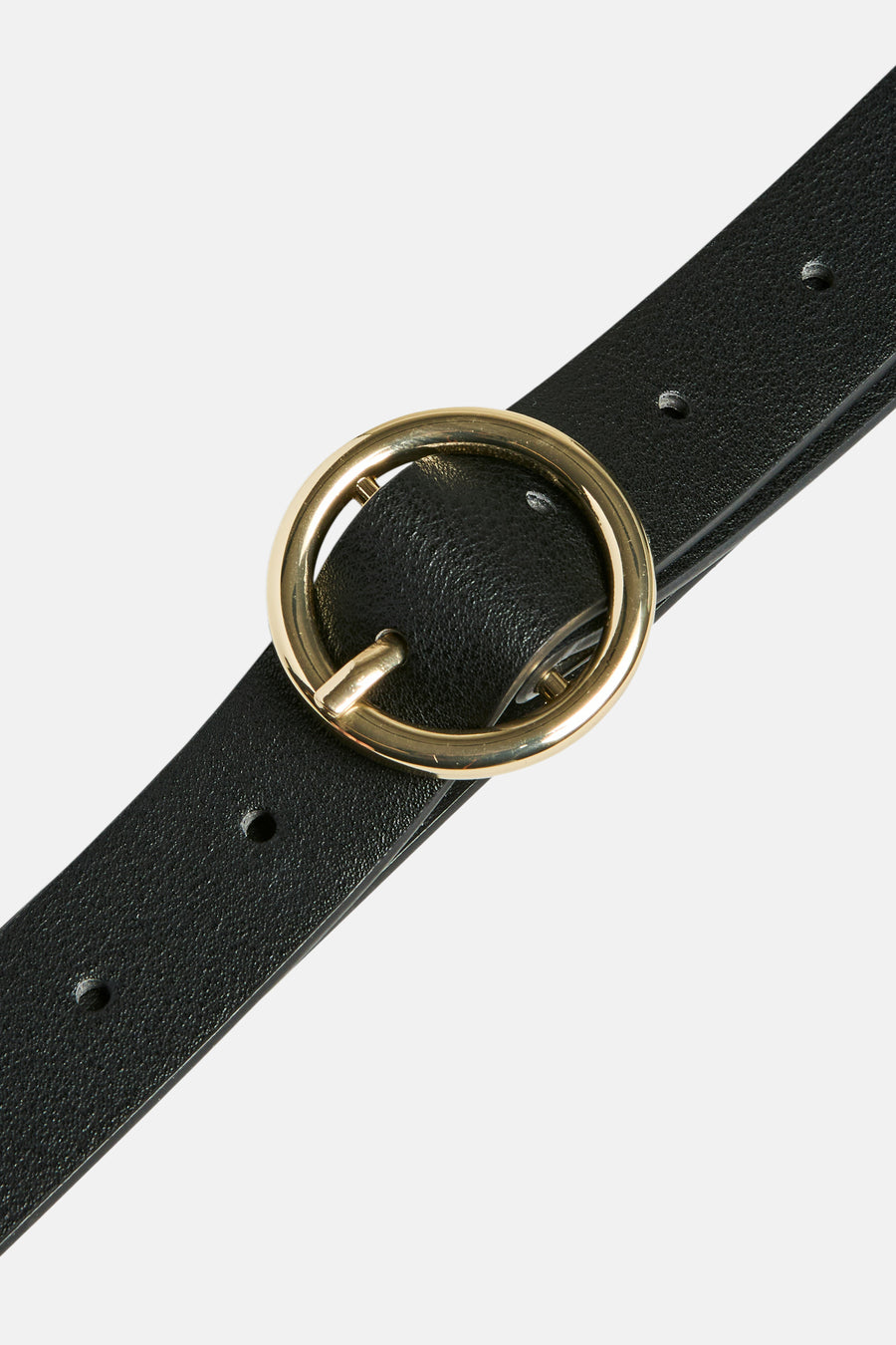 Zwarte riem van PIECES® met ronde gouden gesp, close-up op lichte achtergrond.