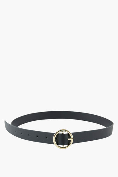 Zwarte PIECES® riem, met gouden ronde gesp en zichtbare verstelgaten.