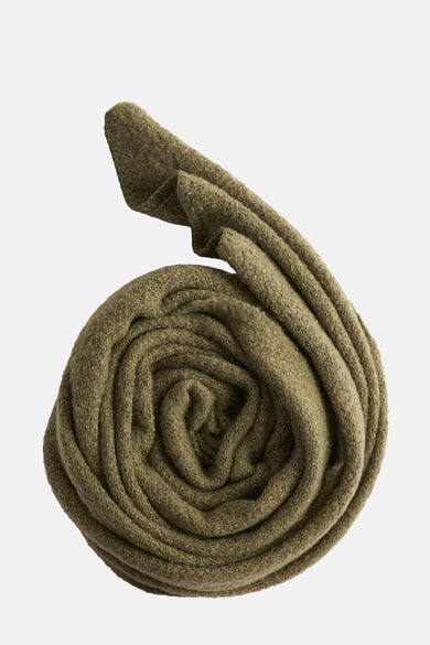Kaki sjaal van PIECES® met een zachte en pluizige textuur.