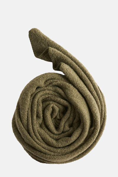 Kaki sjaal van PIECES® met een zachte en pluizige textuur.