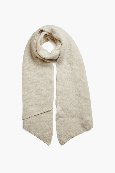 Écharpe écru en tricot épais de PIECES, drapée avec une texture douce.
