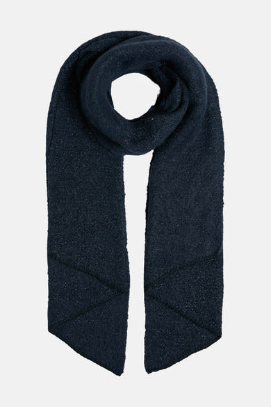 Écharpe bleue en maille texturée par PIECES®, motif géométrique cousu en bas.
