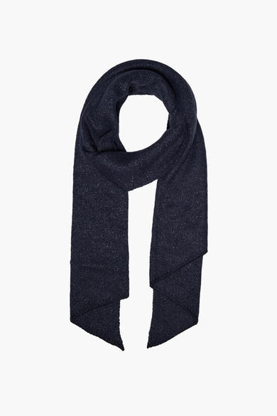Écharpe bleu marine scintillante de PIECES®, drapée sur un fond blanc uni.
