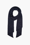 Écharpe bleu marine scintillante de PIECES®, drapée sur un fond blanc uni.
