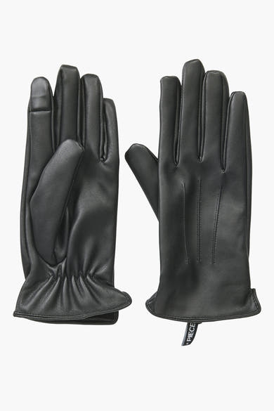 Zwarte leren handschoenen van PIECES®, plat gepresenteerd op een effen achtergrond.