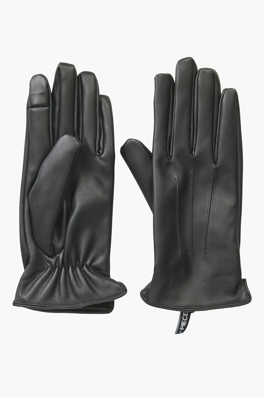 Zwarte leren handschoenen van PIECES®, plat gepresenteerd op een effen achtergrond.