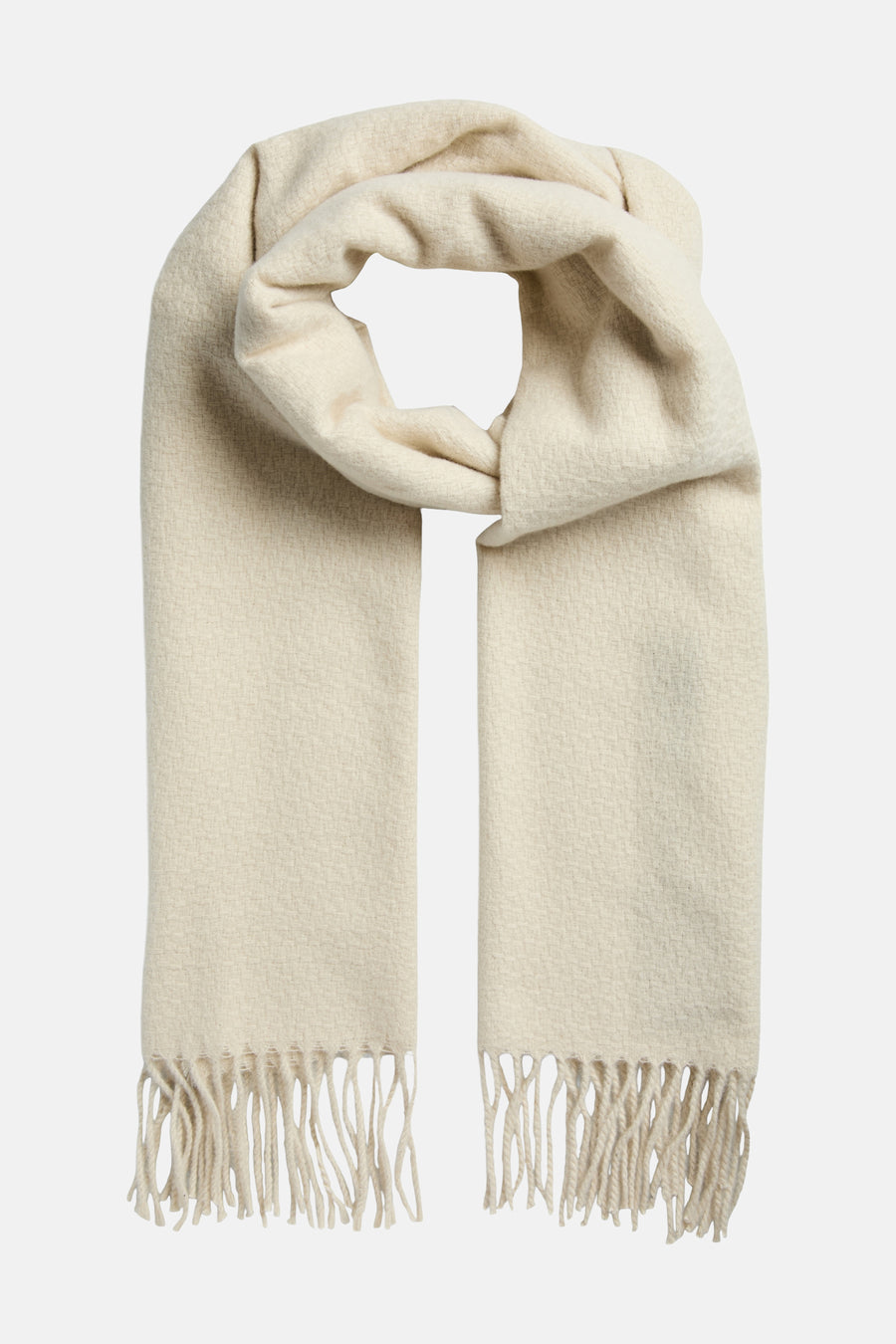 Witte sjaal van PIECES, met franjes, gedragen met een zwart gewatteerd jack.