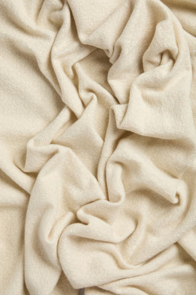 Witte sjaal van textiel met structuur van PIECES®, met een subtiel geweven patroon en zachte plooien.