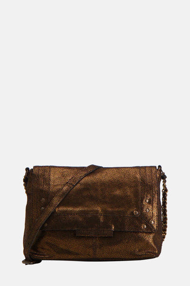 Sac à bandoulière doré de PIECES®, avec une bandoulière et chaîne dorée, ornée de rivets.