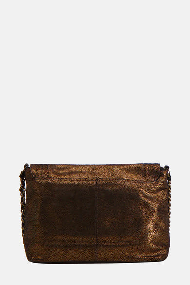 Sac à bandoulière doré de PIECES®, avec une bandoulière chaîne métallique et un effet texturé.

