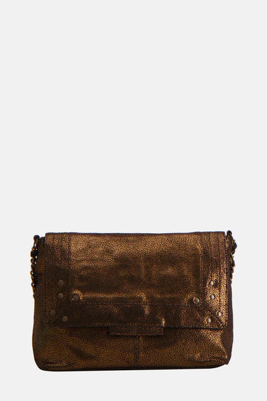 Sac à bandoulière doré de PIECES®, orné de détails cloutés et d'une bandoulière chaîne, sur fond neutre.