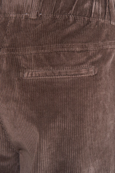 Taupe wijde jeans van RAPHAELA in corduroy met paspelzak achter.
