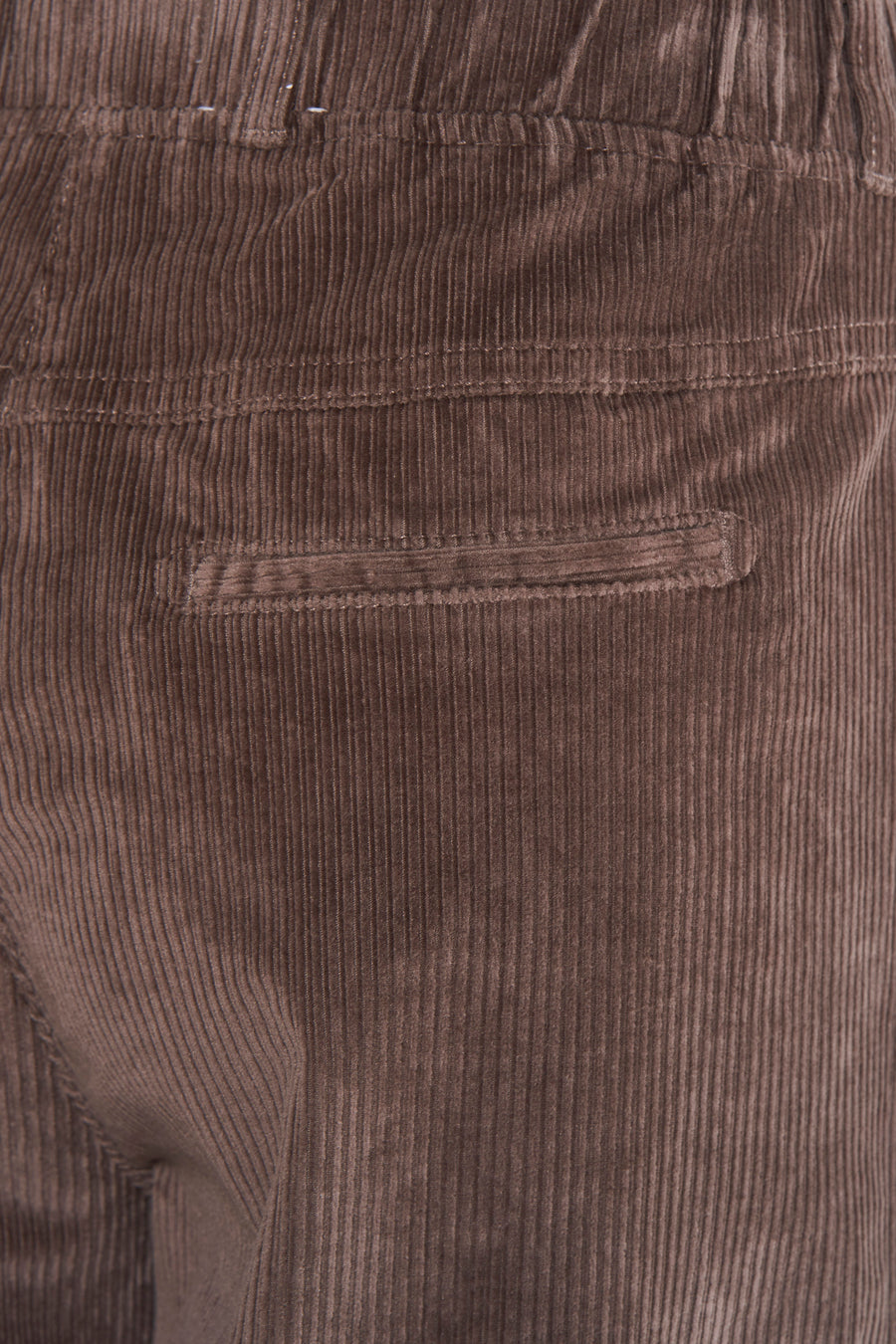 Taupe wijde jeans van RAPHAELA in corduroy met paspelzak achter.