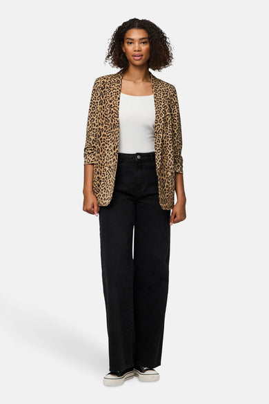 Blazer beige à motif léopard de PIECES®, porté avec un débardeur blanc et un pantalon noir.