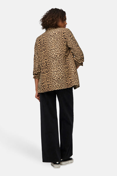 Blazer à motif léopard de PIECES, porté avec un pantalon noir à jambes larges.