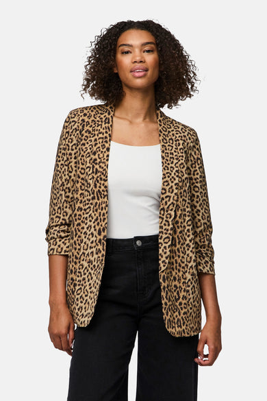 Blazer imprimé léopard beige de PIECES®, porté avec un débardeur blanc et un pantalon noir.