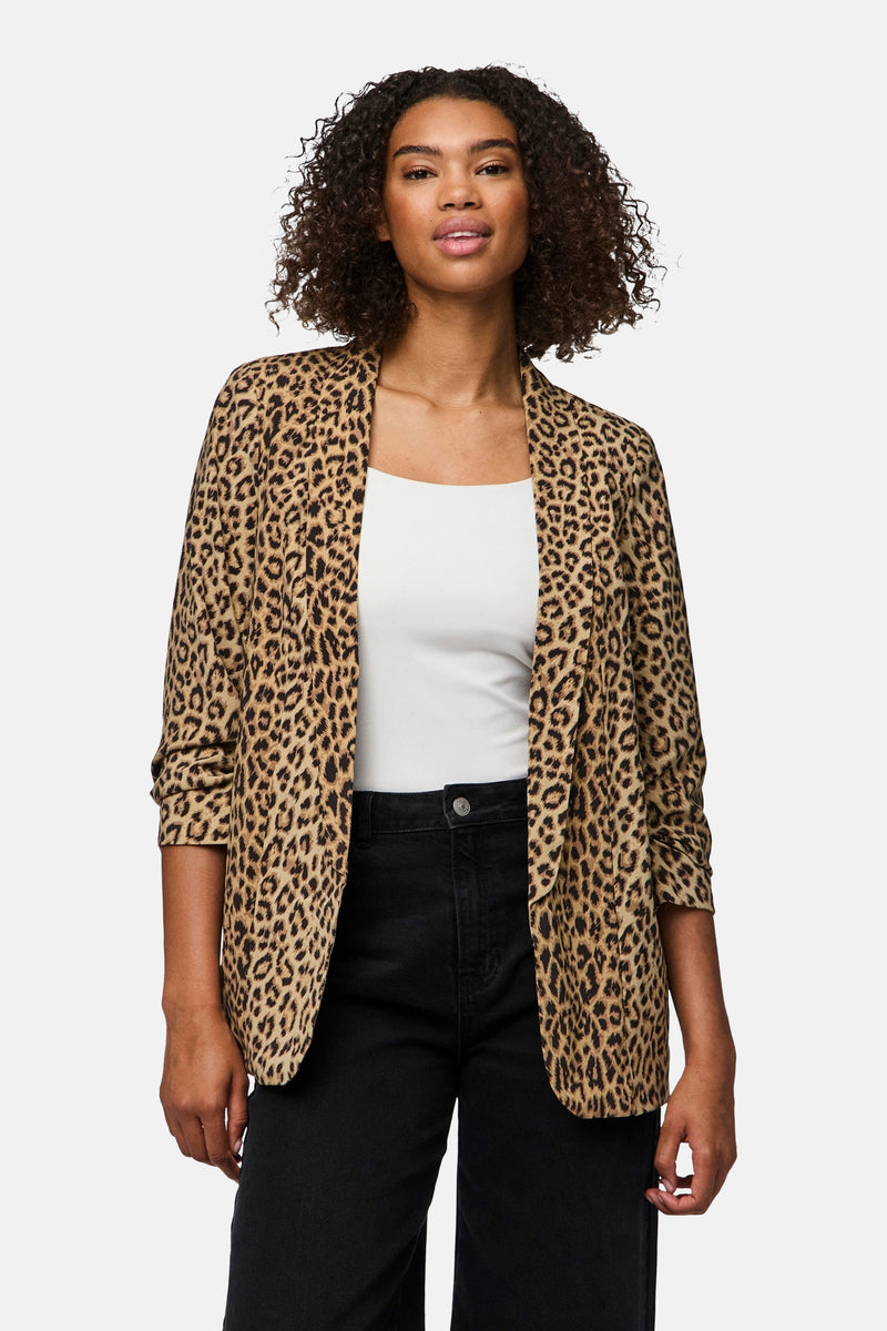 Blazer imprimé léopard beige de PIECES®, porté avec un débardeur blanc et un pantalon noir.