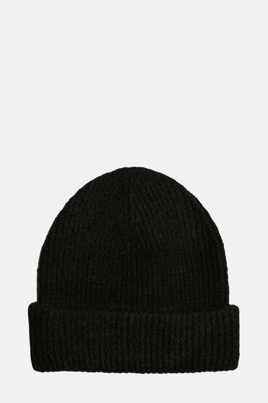Bonnet noir de PIECES, en maille côtelée, offrant une texture douce et une coupe classique.
