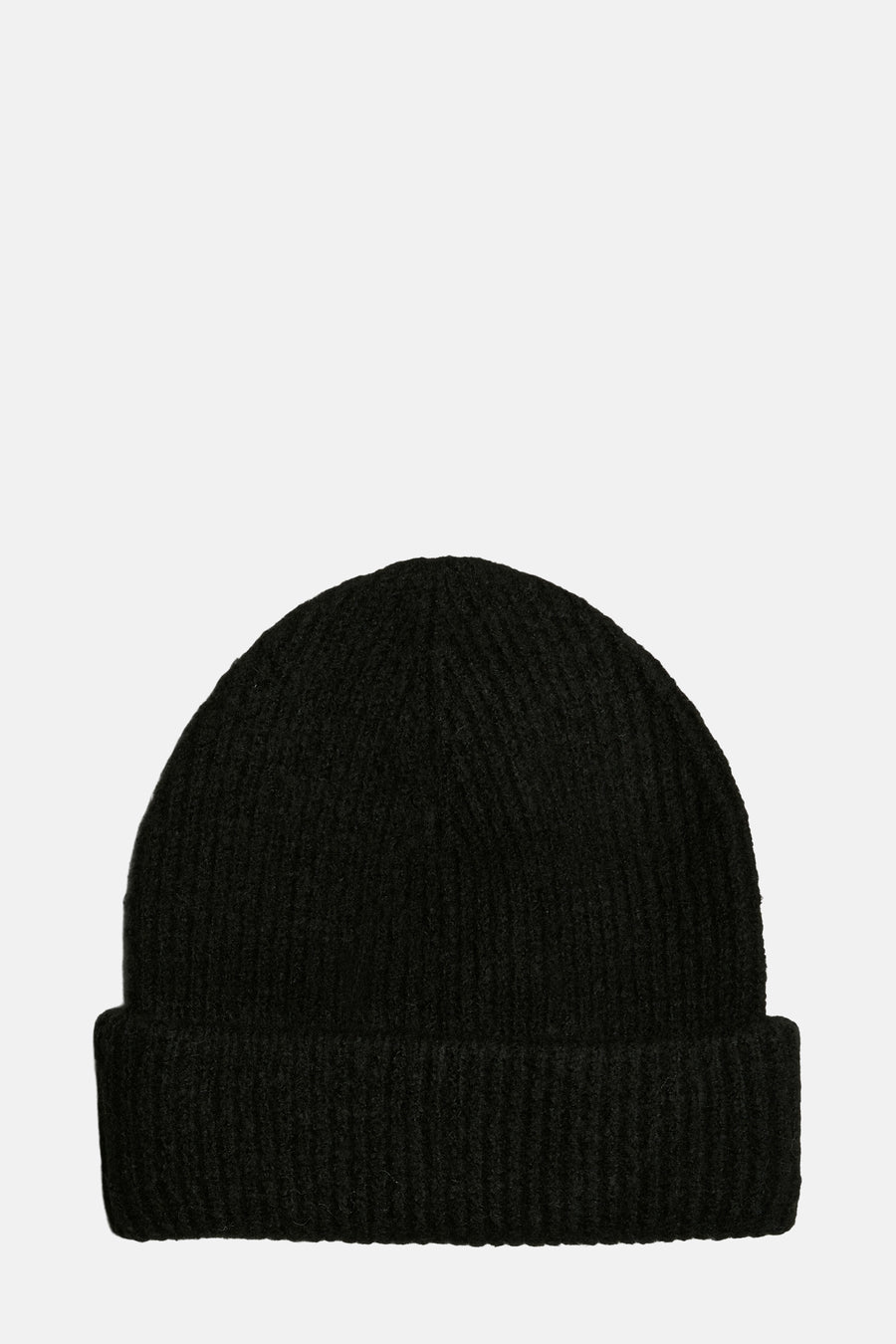 Bonnet noir de PIECES, en maille côtelée, offrant une texture douce et une coupe classique.
