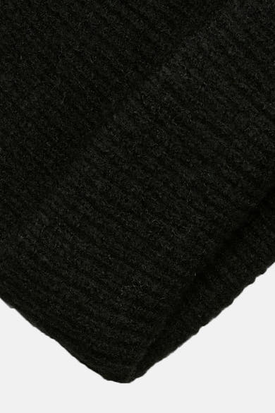 Bonnet noir de PIECES® en maille côtelée, texture douce.