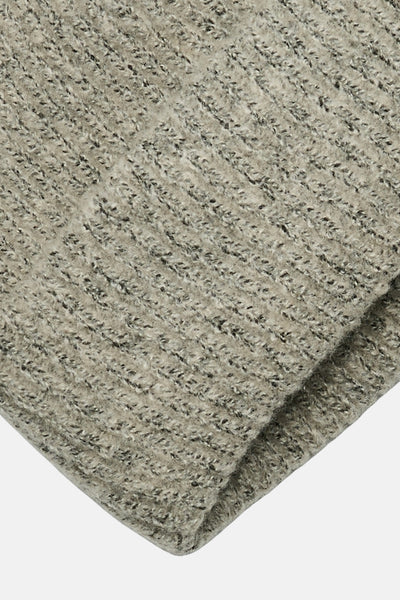 Bonnet beige en maille de PIECES®, texture tricotée avec bord replié.