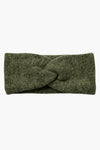 Groene oorbeschermers van PIECES®, in getextureerd breiwerk, gepresenteerd op een effen witte achtergrond.