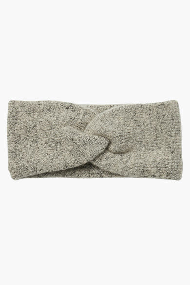 Beige oorwarmers van PIECES®, in kabelsteek met textuurdetails.