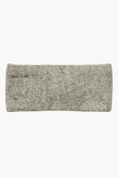 Beige oorbeschermers van PIECES®, in getextureerd gemêleerd breisel, op een witte achtergrond.