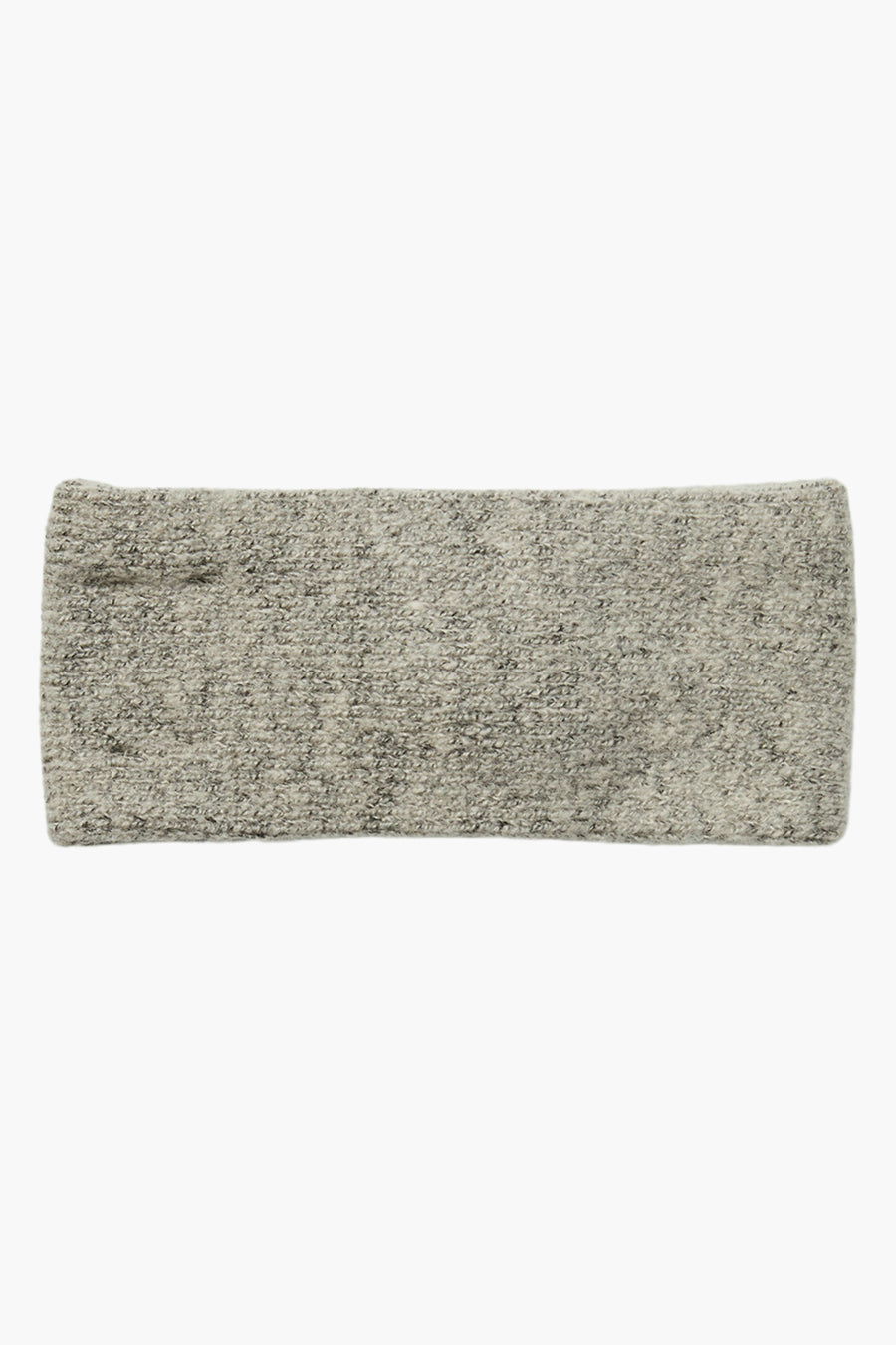 Beige oorbeschermers van PIECES®, in getextureerd gemêleerd breisel, op een witte achtergrond.