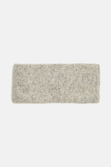 Beige oorwarmers van PIECES®, in getextureerd breiwerk, op een effen achtergrond.