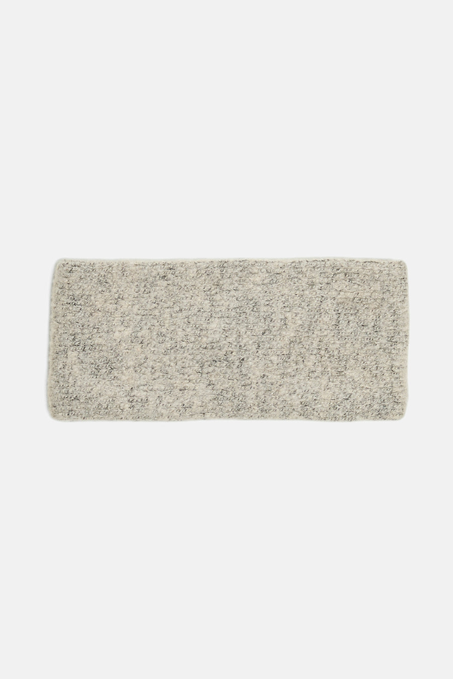 Beige oorwarmers van PIECES®, in getextureerd breiwerk, op een effen achtergrond.
