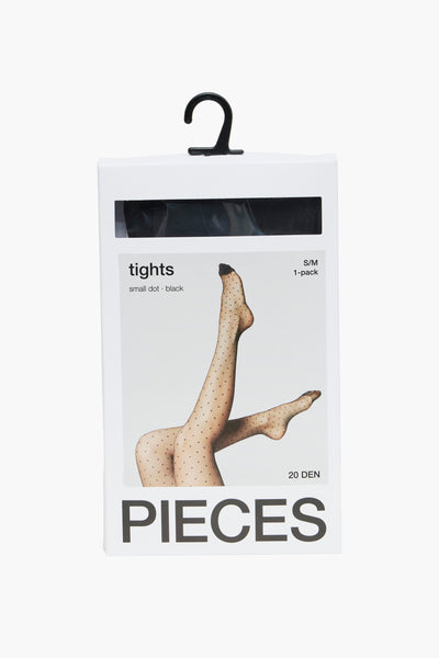 Zwarte stippenpanty van PIECES, gepresenteerd op een witte verpakking met een zwarte hanger.