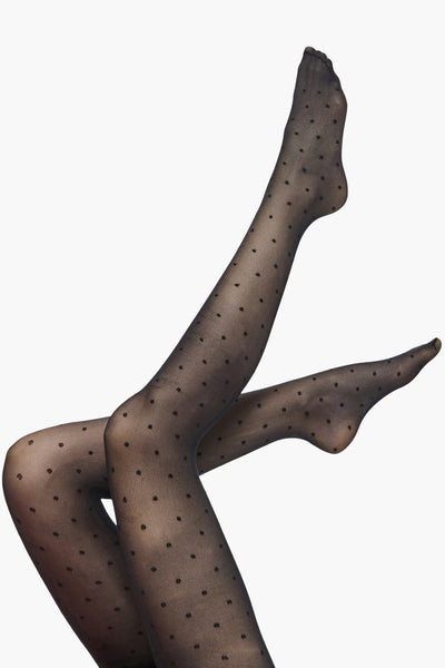 Zwarte stippenpanty van PIECES® met een fijne textuur en herhalend patroon.