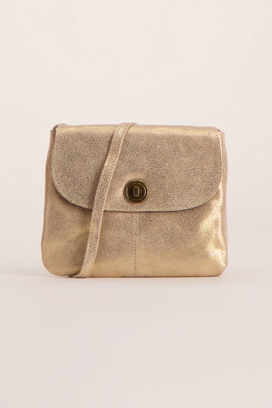 Sac à main doré de PIECES®, avec bandoulière et fermoir à bouton.
