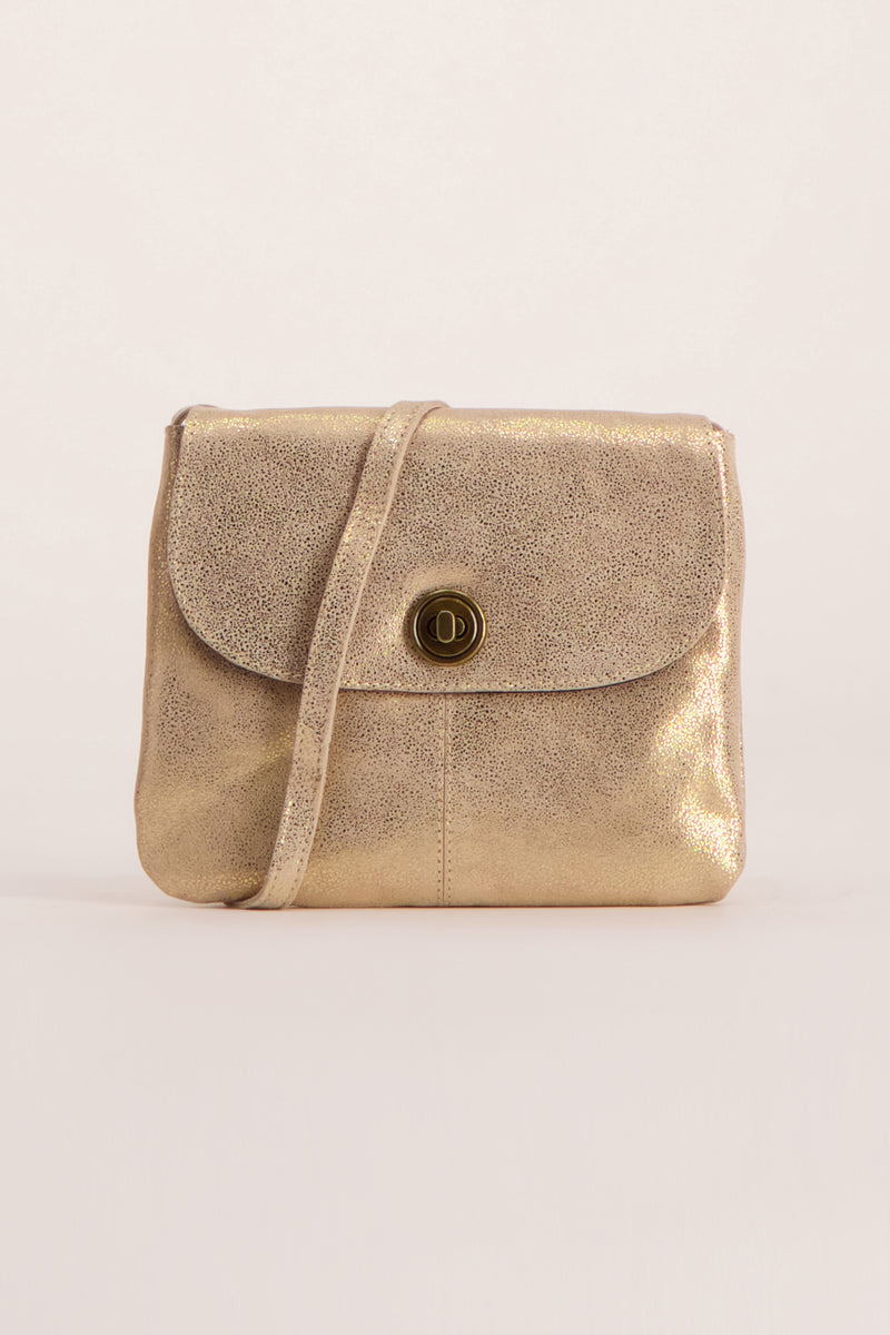 Sac à main doré de PIECES®, avec bandoulière et fermoir à bouton.