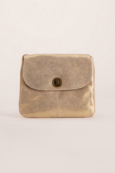 Gouden handtas van PIECES® met drukknoopsluiting, getextureerde en metallic look.