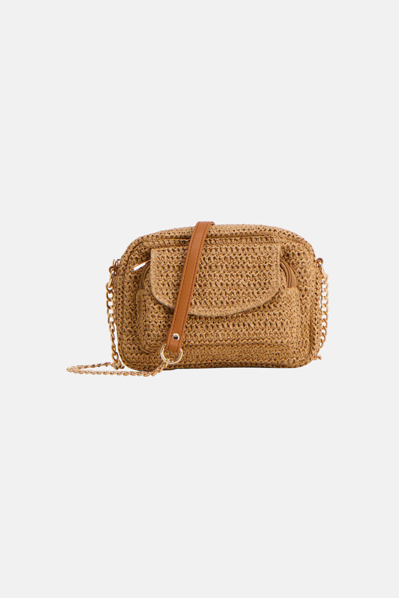 Bruine schoudertas van PIECES® met een gouden kettingriem en overslagsluiting.