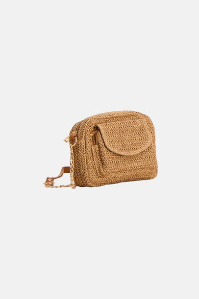 Sac à bandoulière en paille marron de PIECES®, avec une bandoulière chaîne dorée et fermeture à rabat.