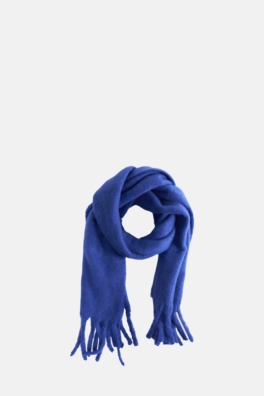 Écharpe bleue de PIECES®, avec des franges décoratives, enroulée et drapée sur un fond uni.