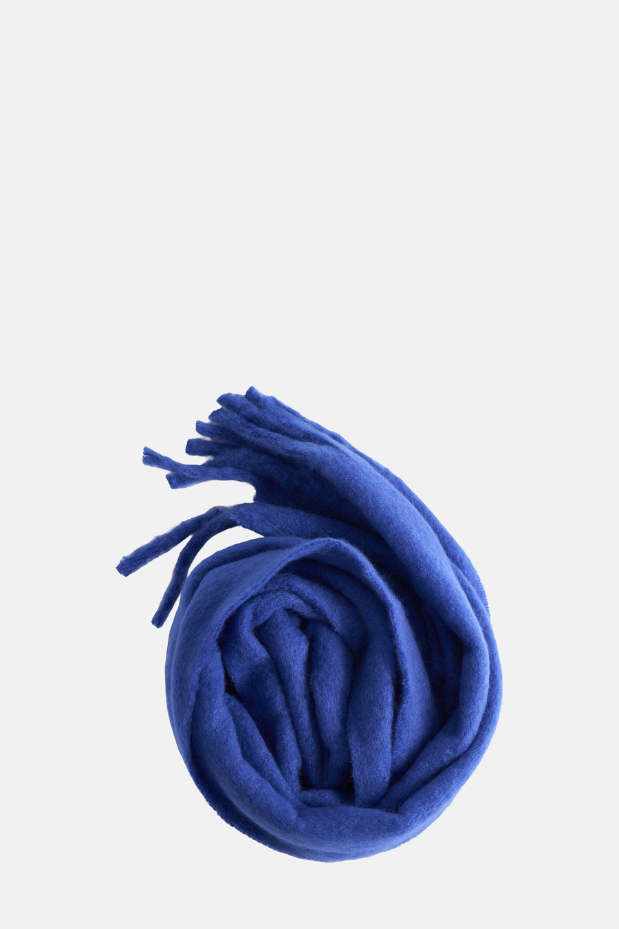 Écharpe bleu électrique de PIECES®, enroulée avec des franges apparentes sur fond uni.