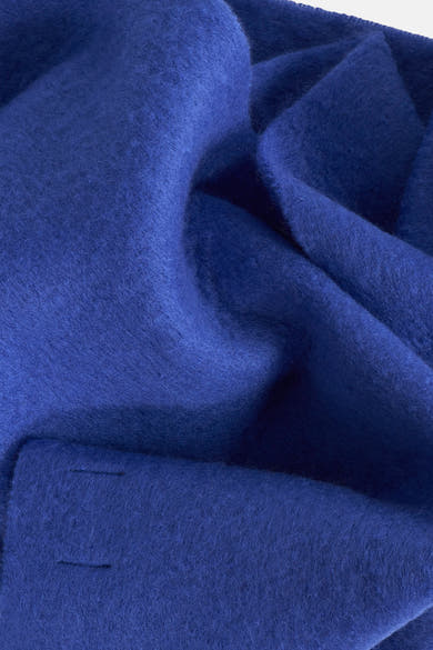 Écharpe bleue en mohair de PIECES®, texture douce et duveteuse avec des plis drapés.