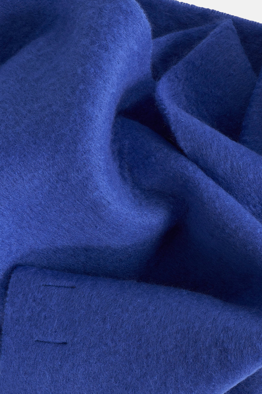 Écharpe bleue en mohair de PIECES®, texture douce et duveteuse avec des plis drapés.