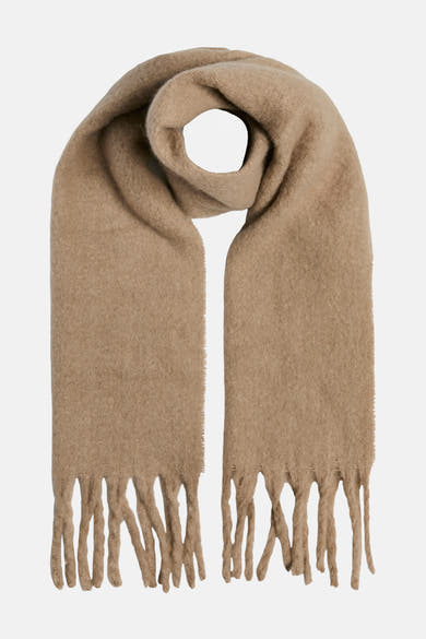 Beige sjaal van PIECES®, met franjes, gedragen met een olijfgroene jas.