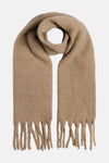 Beige sjaal van PIECES®, met franjes, gedragen met een olijfgroene jas.