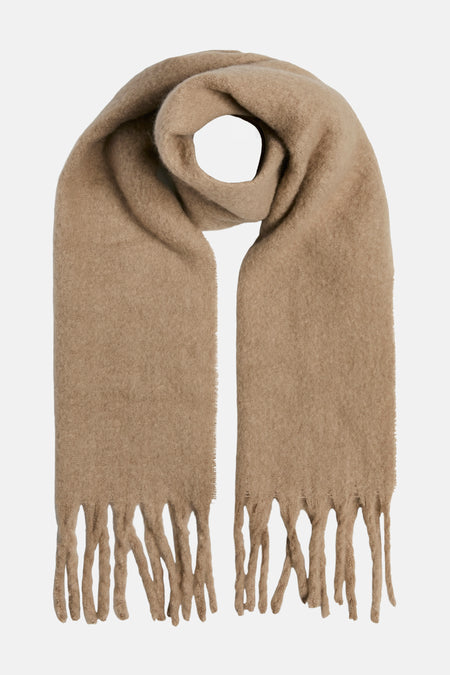 Beige sjaal van PIECES®, met franjes, gedragen met een olijfgroene jas.