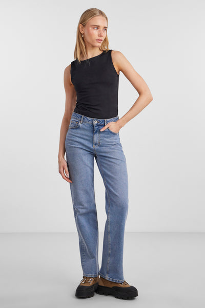Body noir de PIECES®, porté avec un jean bleu clair et des chaussures à semelles compensées.