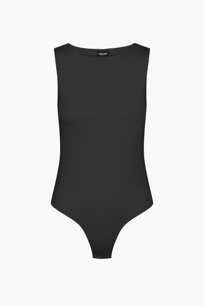 Body noir by PIECES avec encolure bateau et sans manches, sur fond blanc.