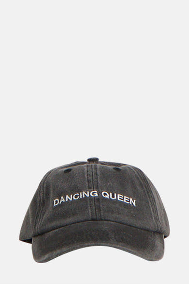 Casquette grise délavée de PIECES®, ornée de l'inscription brodée "Dancing Queen" en blanc.